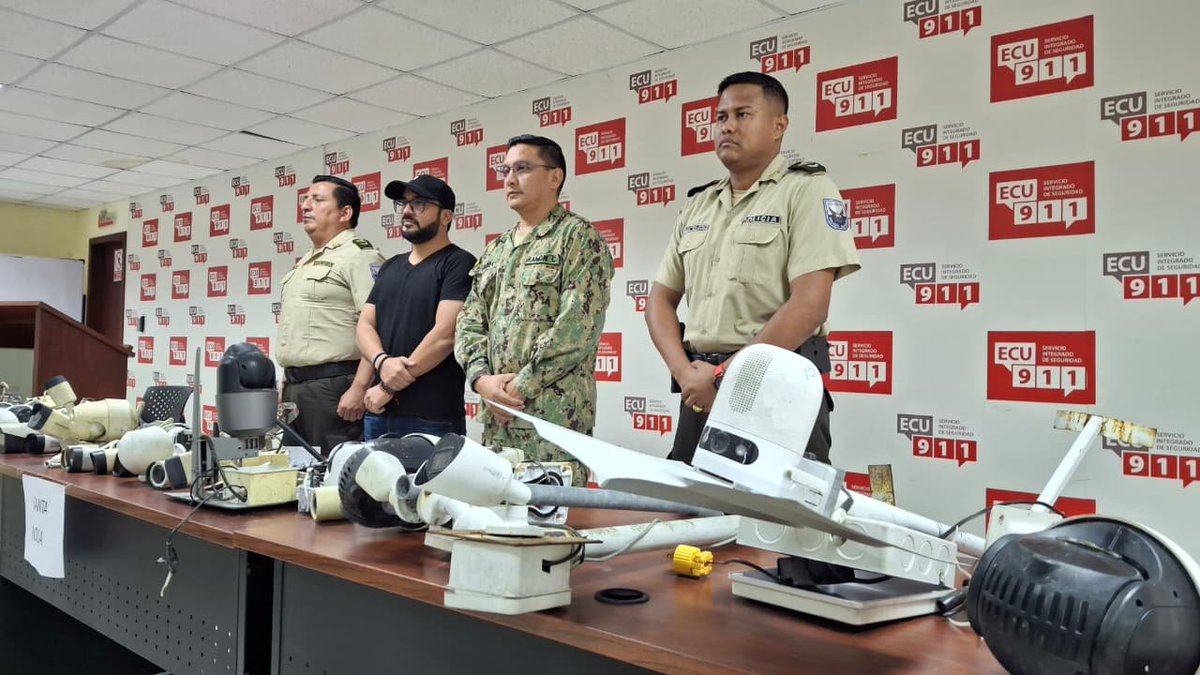 ECU911Machala1's tweet photo. Durante el operativo se identificaron y retiraron un total de 35 dispositivos de videovigilancia que no contaban con la autorización correspondiente para su instalación y funcionamiento en espacios públicos, conforme a la normativa vigente. https://t.co/8j7KxRz81F