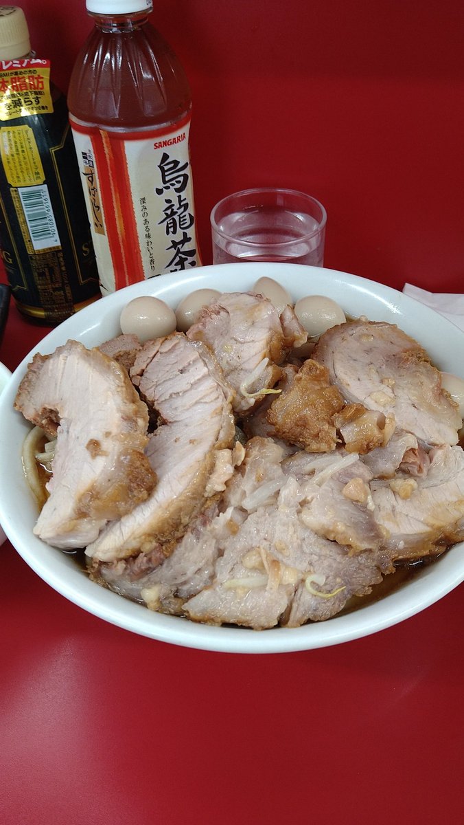 kodama1205's tweet photo. ラーメン二郎神保町6/17小豚、その他。
店舗前のワンロット、日差しが厳しくなってきましたね。
今日もお気遣い頂き2丼仕様。
麺は少な目、そして大量な柔らかトロトロ豚さん。
今日もお腹一杯。
ごちそう様でした。
美味しかったです。 https://t.co/5v9SZNNCx6