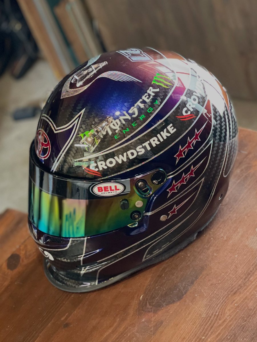 dapooo's tweet photo. #ルイスハミルトン  へのオマージュを捧げる「BELL RACING GP3 CARBON」が完成。
 
シンプルなカラーラインに、マジョーラのエキゾチックな色彩変化と、贅沢に散りばめられたレインボーフレークを融合。光の角度で表情を変える煌びやかな宝石のよう
#lewishamilton
#bellhelmets 
#custompaint 
#f1helmets