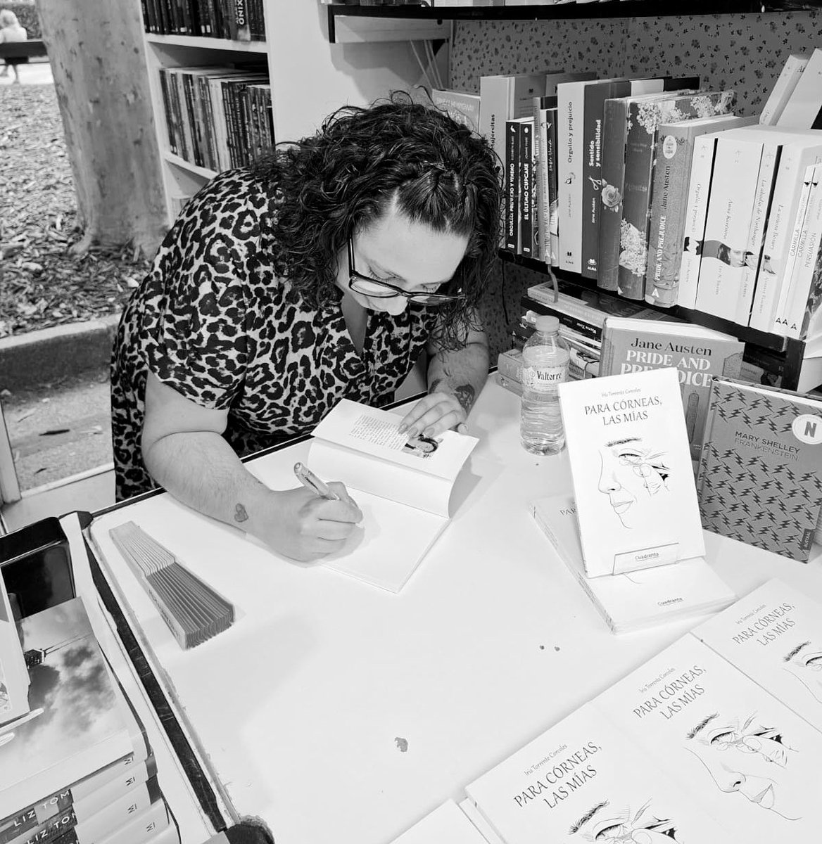 Iris_CU93's tweet photo. Feria del libro de Madrid 2026 🖤

Buenas noches mundo… apoyemos la poesía y la visibilidad 🙌🏼 https://t.co/aPWYmE8Zwi