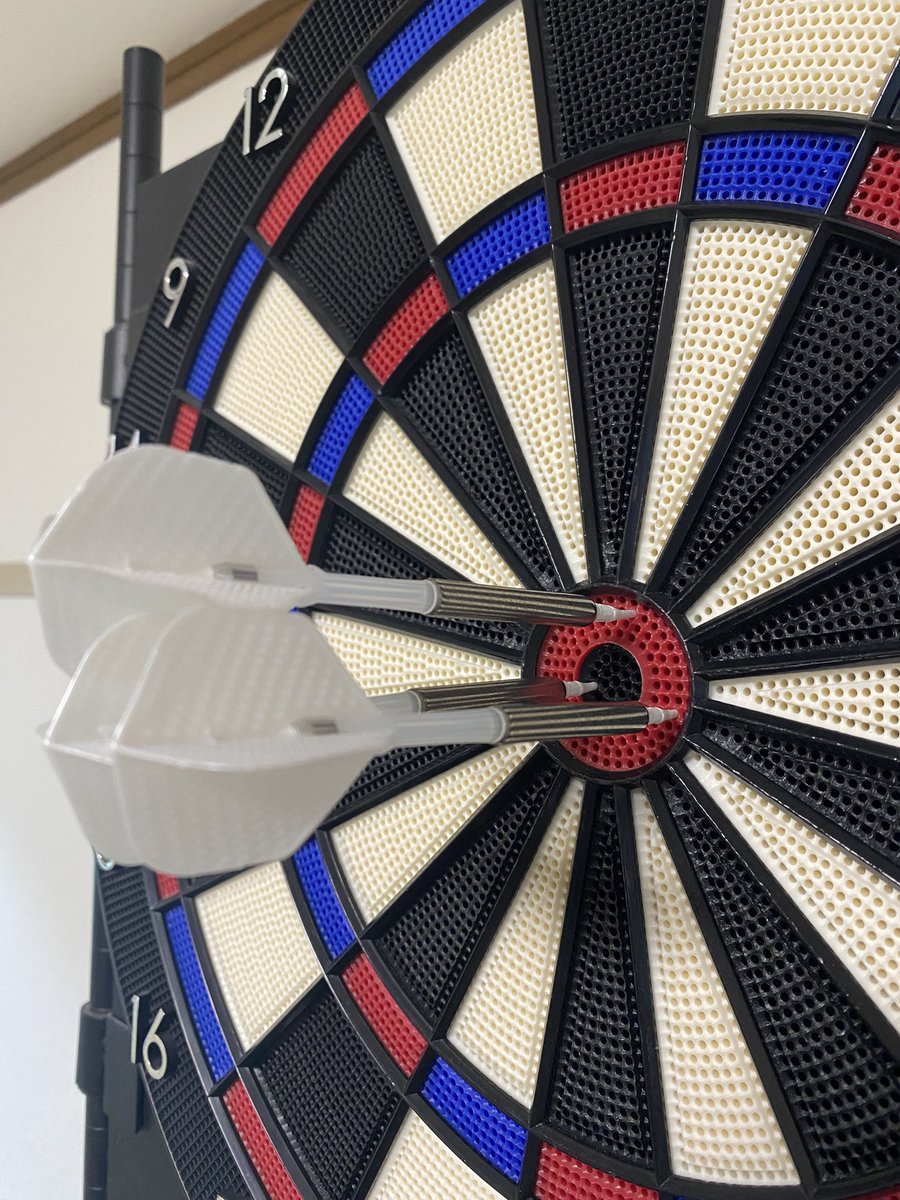 SHODARTS0403's tweet photo. おハット！

前に飛ばすイメージ✍️

ダーツボードの前で投げてるから、そりゃそうなんですけど、力の伝わり方が前でなく、斜めとか前以外だと刺さらなかったり、そもそも飛ばなかったりとする気がしたので✍️✍️
(自分的に)

今度の土日はハウス連チャン頑張りたい💪

#おハット
#ZEROBOARD
#65日目 https://t.co/xfrzoOWff5