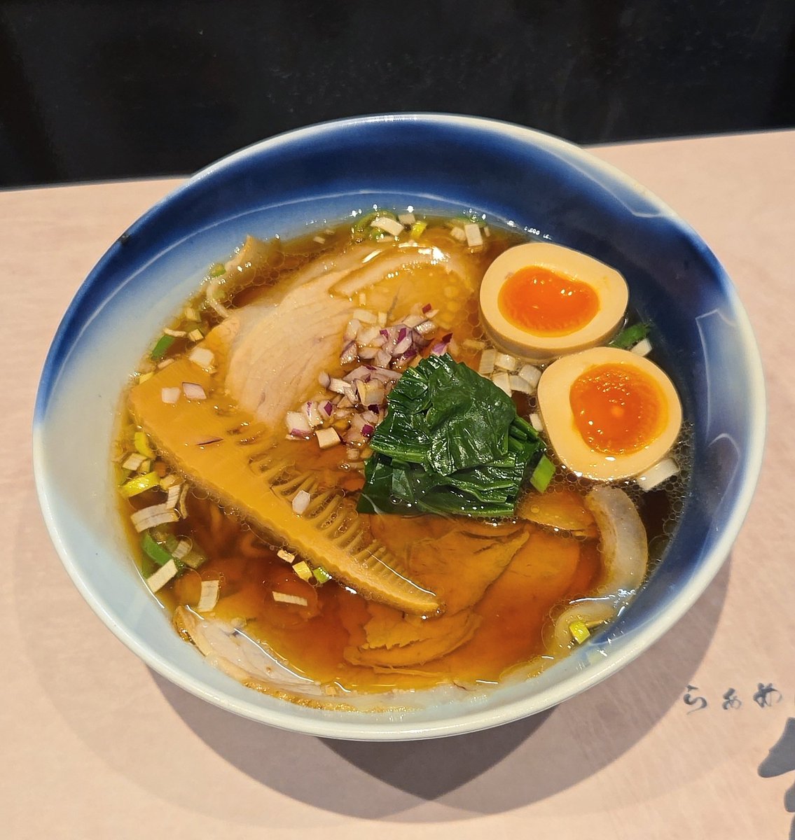 KaizokuoMa's tweet photo. 【らぁめん 紬麦】新潟
生姜醤油らぁめん+味玉
訪麺🍜長岡伝統を昇華した麗しい清湯soup♫淡くすっきりな動物出汁に香り立つ生姜の芳香！何処か懐かしい奥深い味わいと鼻腔を擽る余韻が堪らなく愛おしい珠玉の逸杯♪めッちゃウマ──ッ!
相馬製麺のツルモチ中細麺&amp;ジワる叉焼に感動😍
超絶美味‼️🙏💥💯 https://t.co/vlBp7nSpPK