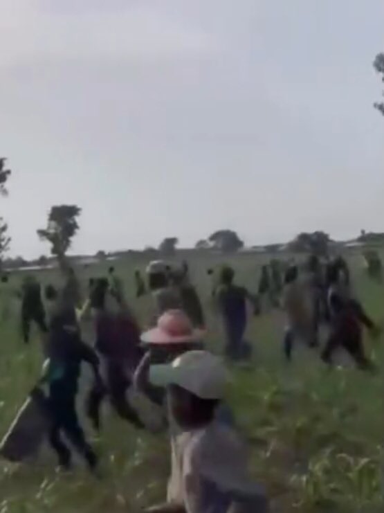 GuyMr10's tweet photo. Kaduna State residents confronting bandits earlier this morning, they came out in larger numbers without an iota of fear, VDM was absolutely right, it’s fire for fire time 🚨🔥 https://t.co/hVudrfZKvu