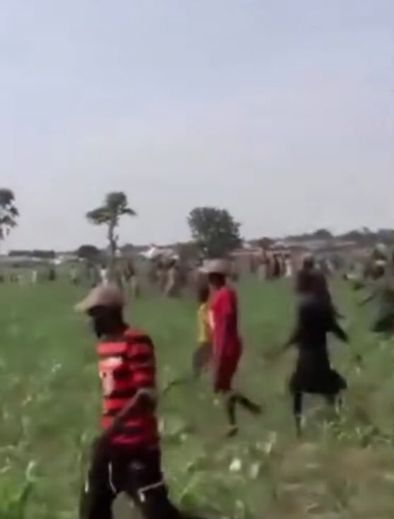 GuyMr10's tweet photo. Kaduna State residents confronting bandits earlier this morning, they came out in larger numbers without an iota of fear, VDM was absolutely right, it’s fire for fire time 🚨🔥 https://t.co/hVudrfZKvu