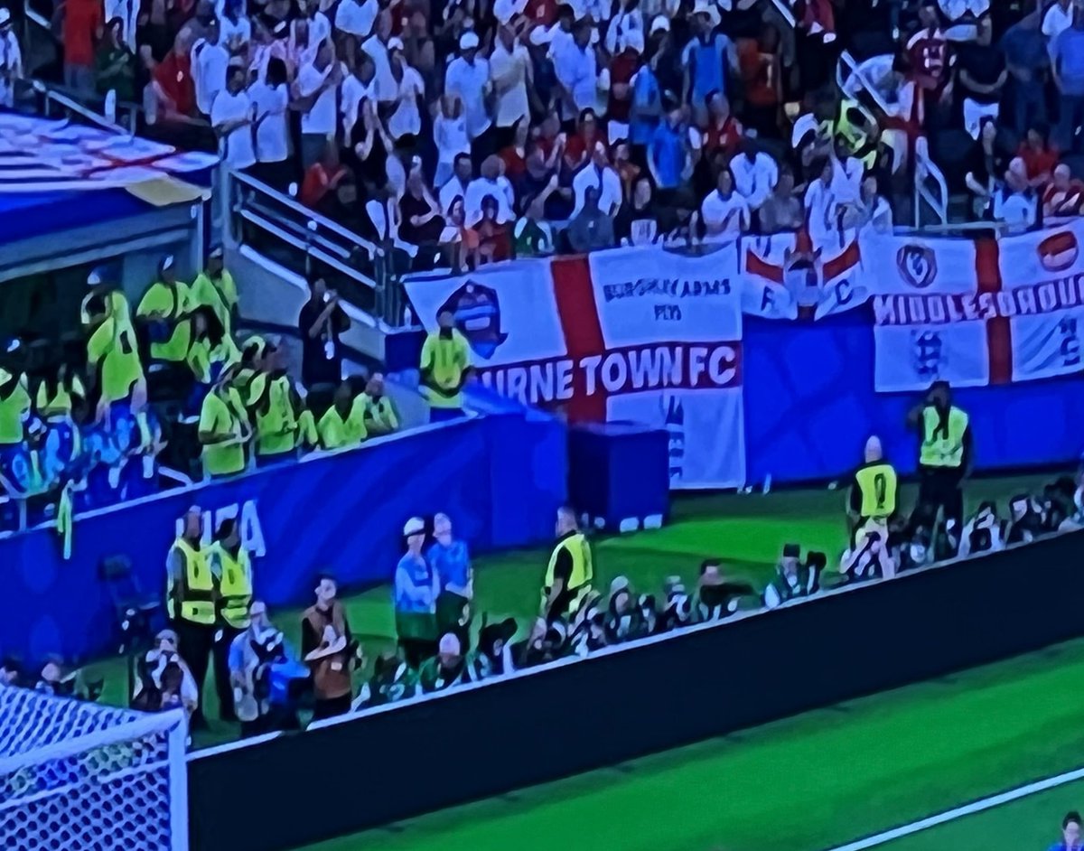 PUFCChris's tweet photo. Burghley Arms
Proper pub, proper flag
#PE10
#Bourne
#England https://t.co/IgyfQ3QRgS