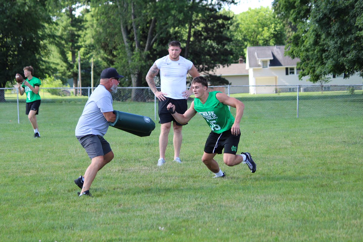 GoGreenFootball's tweet photo. On Monday, our players had the opportunity to learn from one of the best, as Pittsburgh Steelers linebacker/DE, Jack Sawyer joined us for summer workouts.

GO GREEN 
The Wave Is Coming!!! https://t.co/ORkFCIJ02n