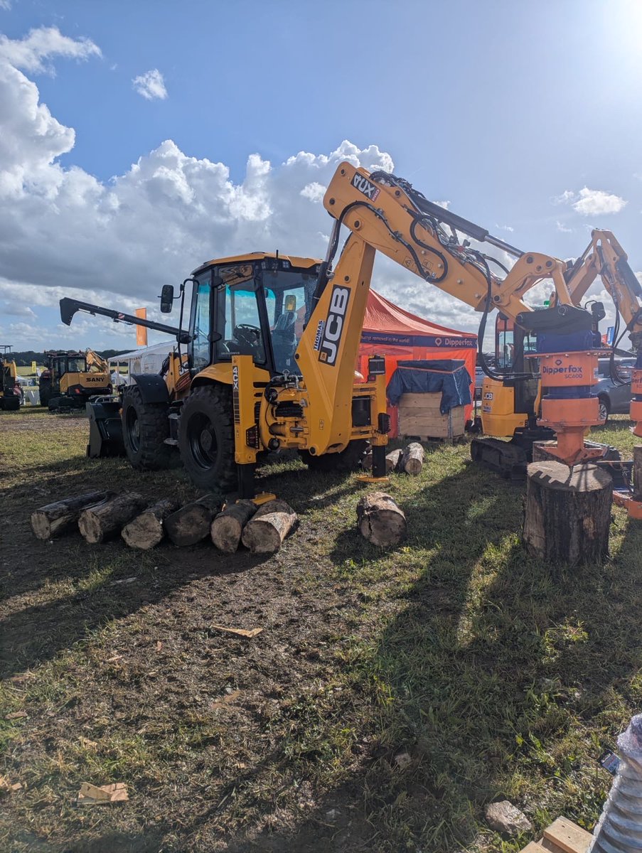 ScotJCB's tweet photo. Thomas Plant Hire's JCB machines showing off at Cereals last week in Oxfordshire!📸💪
#JCB #HeavyMachinery #Excavator #Backhoe https://t.co/o8VGDuyp7Z