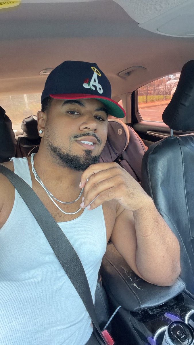 JulianHorton12's tweet photo. Life is good 
#BeautyInBlack https://t.co/AZLVx68wF6
