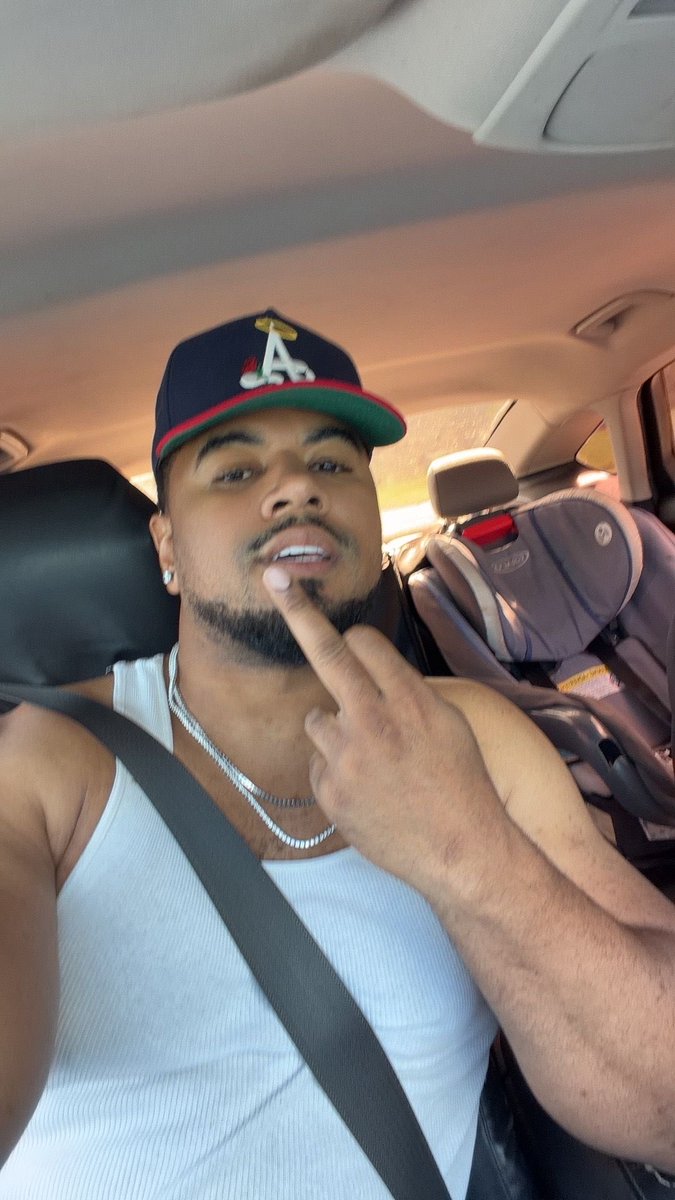 JulianHorton12's tweet photo. Life is good 
#BeautyInBlack https://t.co/AZLVx68wF6