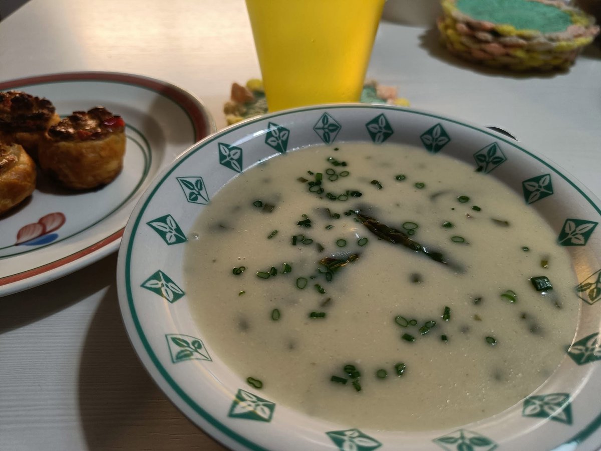 HilpoJuhana's tweet photo. Rainy day supper
Asparagus soup with pancetta-blue cheese pinwheels
There was one ready-rolled sheet of puff pastry left lying around in the freezer since last autumn. Now I finally got rid of it!😄
1/7
#asparagus #pancetta #bluecheese #puffpastry #pinwheels #homemade https://t.co/kdfw3Od8R1