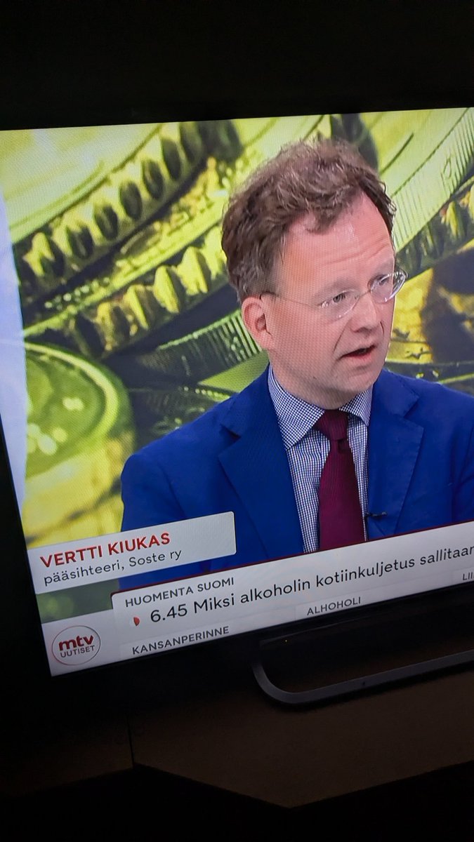 Irmeli92308676's tweet photo. @koivumakijh74 @VKiukas @MTVUutiset Hän on 200 000€ vuosipalkalla suurimpia sosiaalitukiemme saajia...🤬🤔 https://t.co/Qm7kWE0VGg