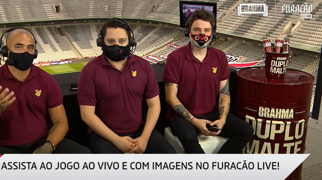 gabrielcarricon's tweet photo. Para quem acha que a CazeTV é da Globo, ou que a grande revolução nas transmissões esportivas começaram em 2026, faço uma pergunta: O que um Atletiba cancelado, a Lei do Mandante, o @AthleticoPR, a LiveMode, o @Casimiro e a @CazeTVOficial têm em comum?

Provavelmente mais do que a maioria das pessoas imagina. E eu tive a sorte de acompanhar parte dessa história de dentro.

Pega uma pipoquinha que vou NARRAR essa história aqui.... 

Hoje parece normal abrir o YouTube para assistir futebol. Copa do Mundo, Olimpíadas, Brasileirão, Campeonato Carioca, Paulistão. Para muita gente mais jovem, parece até que sempre foi assim.

Mas não era.

Até poucos anos atrás, o futebol brasileiro era praticamente um monopólio de transmissão. A televisão concentrava a maior parte dos direitos, das receitas e da distribuição. Clubes, jornalistas e torcedores simplesmente aceitavam que aquele era o único caminho possível.

Foi nesse cenário que aconteceu o famoso Atletiba de 2017.

Athletico e Coritiba decidiram transmitir o clássico gratuitamente pelo YouTube e Facebook. Hoje parece algo banal. Em 2017 era revolucionário.

A Arena da Baixada estava lotada. Os jogadores estavam em campo. A transmissão estava pronta.

Mas o jogo foi impedido de começar.

A FPF alegou problemas de credenciamento da equipe responsável pela transmissão online. O clássico foi cancelado e virou notícia nacional.

O curioso é que a equipe escalada para produzir aquela transmissão era formada por profissionais ligados ao Esporte Interativo.

Guardem esse nome.

Porque ele reaparece mais adiante.

Dias depois, o jogo aconteceu normalmente e foi transmitido pela internet com enorme repercussão.

Só que a história não era sobre um Atletiba.

Era sobre quem controlava a distribuição do futebol.

Naquele período, o Athletico já travava outra batalha.

Enquanto praticamente todos os grandes clubes assinavam contratos de transmissão nos moldes tradicionais, o clube questionava os valores pagos e defendia maior autonomia sobre seus direitos.

Isso gerou uma consequência curiosa.

Pela regra da época, uma emissora precisava negociar com os dois clubes para transmitir uma partida. Como o Athletico frequentemente não aceitava os acordos oferecidos, muitos jogos disputados na Arena simplesmente desapareciam da televisão.

O torcedor via o Athletico jogar fora de casa.

Mas muitas vezes não conseguia assistir aos jogos em Curitiba.

Foi um período extremamente criticado.

Mas acabou preparando o terreno para o que viria depois.

Em 2021 entrou em vigor a Lei do Mandante.

Pode parecer algo técnico, mas ela mudou completamente o mercado.

Antes dela, um jogo precisava da autorização dos dois clubes envolvidos para ser transmitido.

Depois dela, o direito passou a pertencer exclusivamente ao clube mandante.

Na prática, o Athletico passou a poder decidir sozinho quem transmitiria seus jogos em casa.

E foi aí que nasceu a Furacão Play.

Uma plataforma própria criada para distribuir os jogos diretamente ao torcedor.

Eu participei desse processo.

Narrei algumas das primeiras transmissões da plataforma e o primeiro jogo exibido pela Furacão Play.

Naquele momento parecia apenas uma iniciativa alternativa.

Hoje parece um ensaio do que viria a acontecer no mercado inteiro.

E é aqui que entra outro personagem importante dessa história.

A LiveMode.

A empresa foi criada justamente por ex-executivos e profissionais que haviam passado pelo Esporte Interativo e enxergavam o mercado digital de uma forma diferente da televisão tradicional.

A LiveMode passou a operar projetos ligados ao Athletico e participou diretamente do desenvolvimento da estratégia de distribuição digital do clube.

Pouco tempo depois, essa mesma LiveMode começou a trabalhar com um criador de conteúdo chamado Casimiro Miguel.

Primeiro vieram experiências pontuais.

Depois vieram transmissões.

Depois vieram os jogos do Athletico na Twitch.

A audiência respondeu.

O mercado percebeu que existia espaço para consumir futebol fora da televisão tradicional.

O que parecia experimento virou modelo de negócio.

O que parecia nicho virou tendência.

O que parecia impossível virou indústria.

Em seguida vieram a Copa do Mundo de 2022, as Olimpíadas, os grandes direitos esportivos e a consolidação da CazéTV como uma das maiores plataformas de mídia esportiva do país.

Não estou dizendo que o Athletico criou a CazéTV.

Isso seria simplificar demais uma história muito maior.

Mas acho difícil contar a história da transformação das transmissões esportivas no Brasil sem falar do papel que o Athletico teve nela.

Porque antes da Copa do Mundo no YouTube, antes da CazéTV virar fenômeno e antes de o streaming se tornar parte da rotina de milhões de brasileiros, existia um clube em Curitiba testando caminhos que quase ninguém acreditava que funcionariam.

Link do AtleTiba de 17: https://t.co/ZMOm7Rbz8o

#athleticopr #cazetv #casemiro