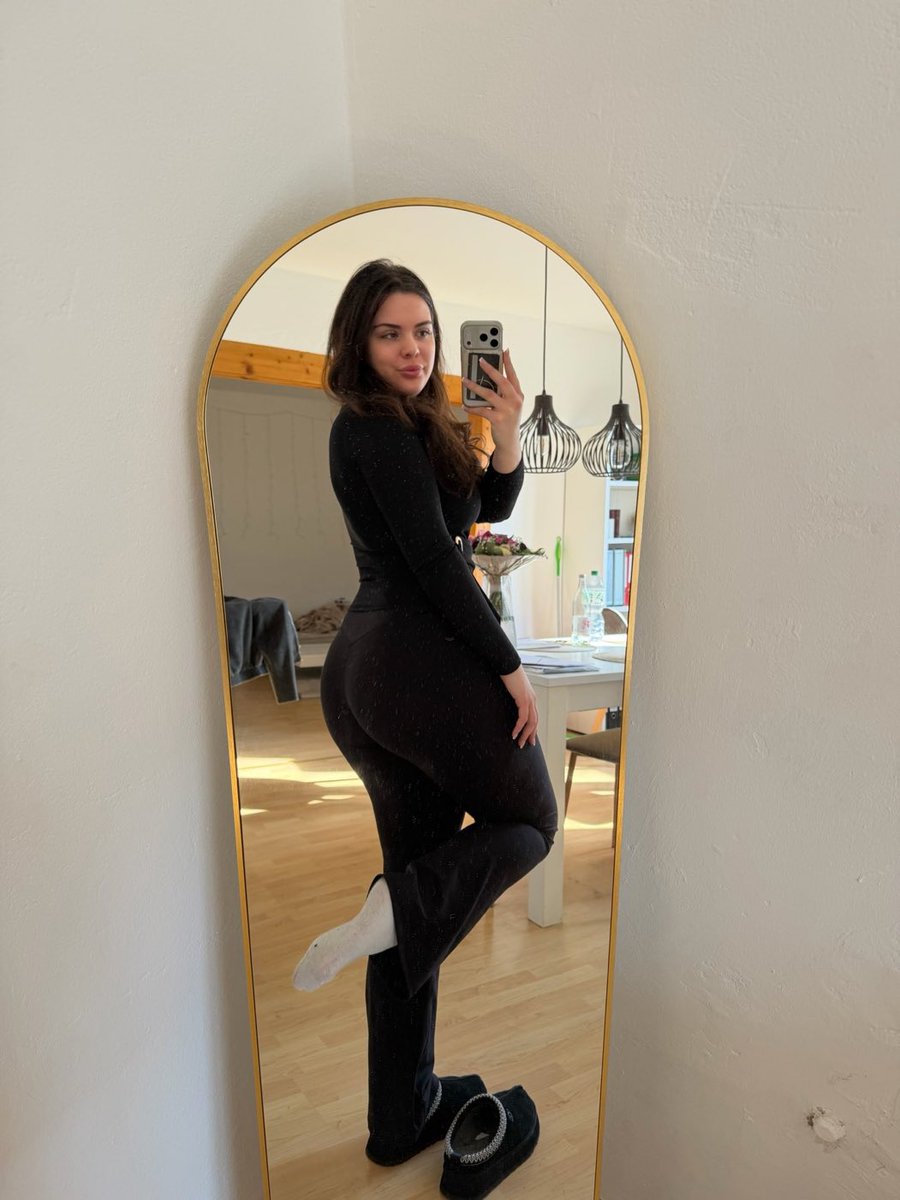 DominanteLayla's tweet photo. Ouvre t’a gueule déchausse moi et enfonce mes pieds 👣 dans t’a gueule puis avale mes chaussettes 🧦 https://t.co/zWxXYYPOAD