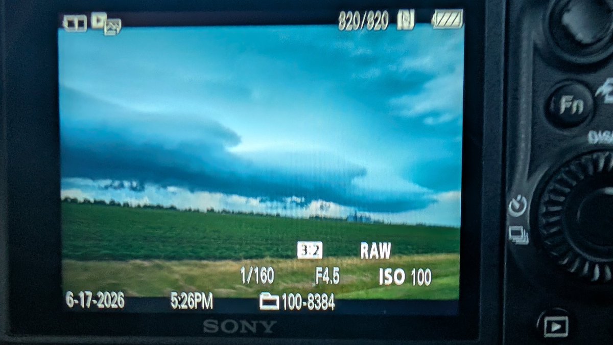 AustinR_WX's tweet photo. Monticello cell having a KH shelf was not expected but certainly welcomed #ilwx https://t.co/IWdKK4Pyvt