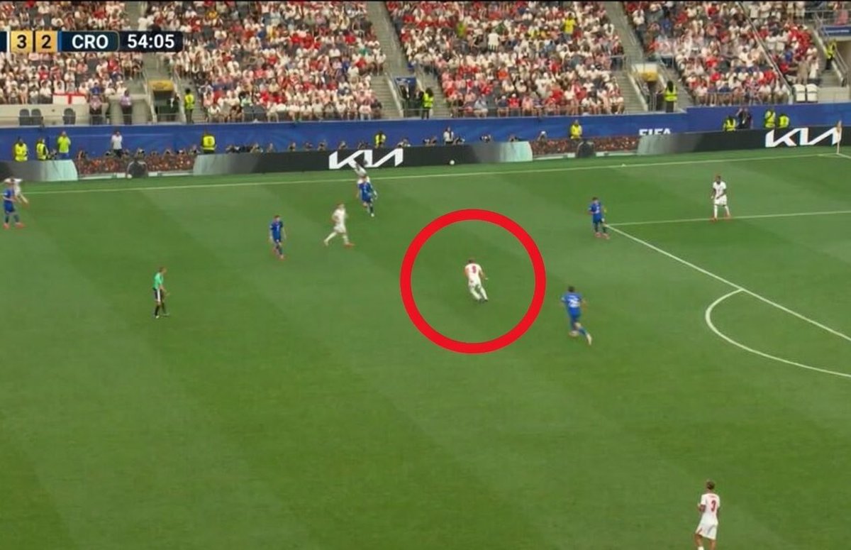 001Oxygen's tweet photo. Look at where Harry Kane drops down to collet the ball if the ball doesn't get to him in 5 minutes.

But Ronaldo will just camp in the box and wait for a tap in https://t.co/vTk2AgvaWc