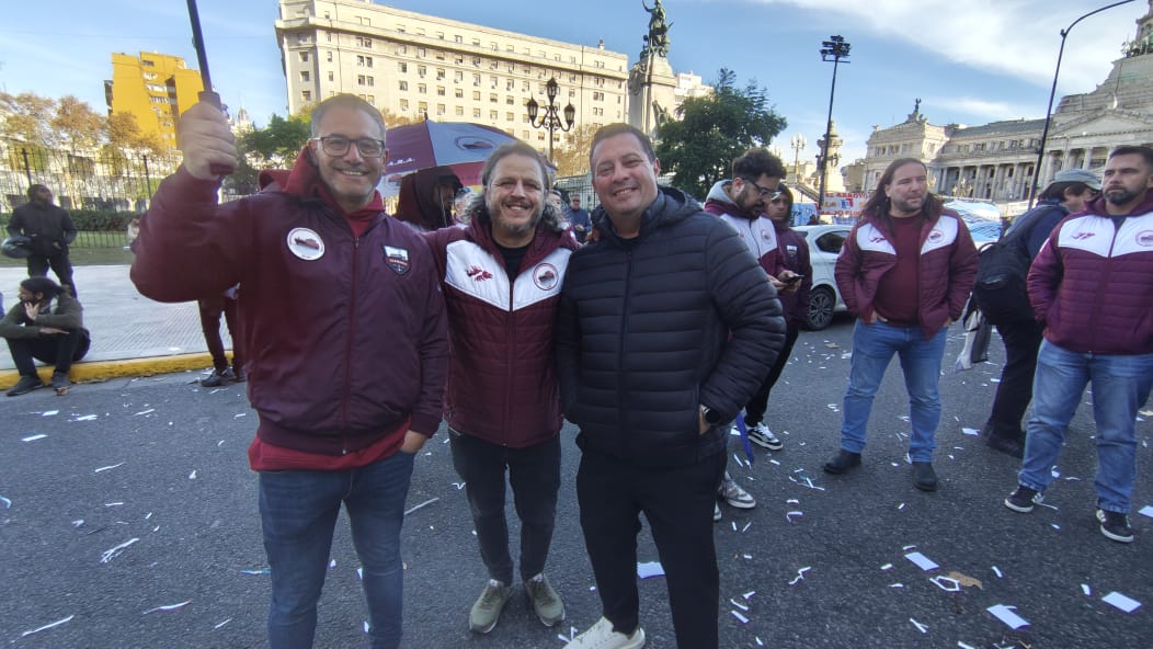 seamaraoficial's tweet photo. #SEAMARA En el día de hoy y manteniendo nuestro compromiso de acompañar los terceros miércoles de cada mes, estuvimos marchando junto a las y los compañeros jubilados de los diversos colectivos del frente que pelea por una jubilación digna y en contra del desfinanciamiento de la https://t.co/pU8GqZbaHU
