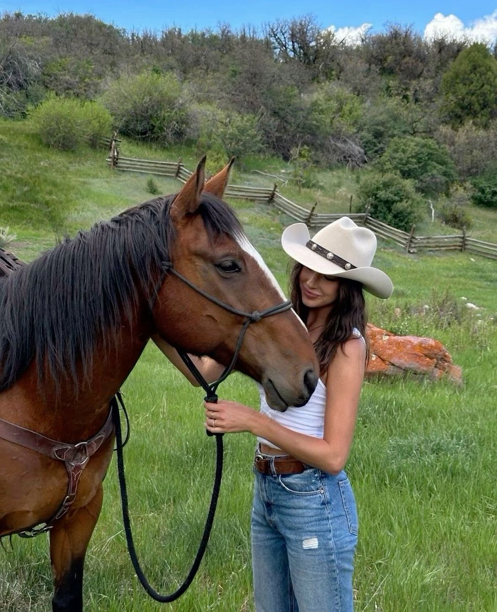 Diorgirlx's tweet photo. horse girlie https://t.co/zBQHzOJ2Ki