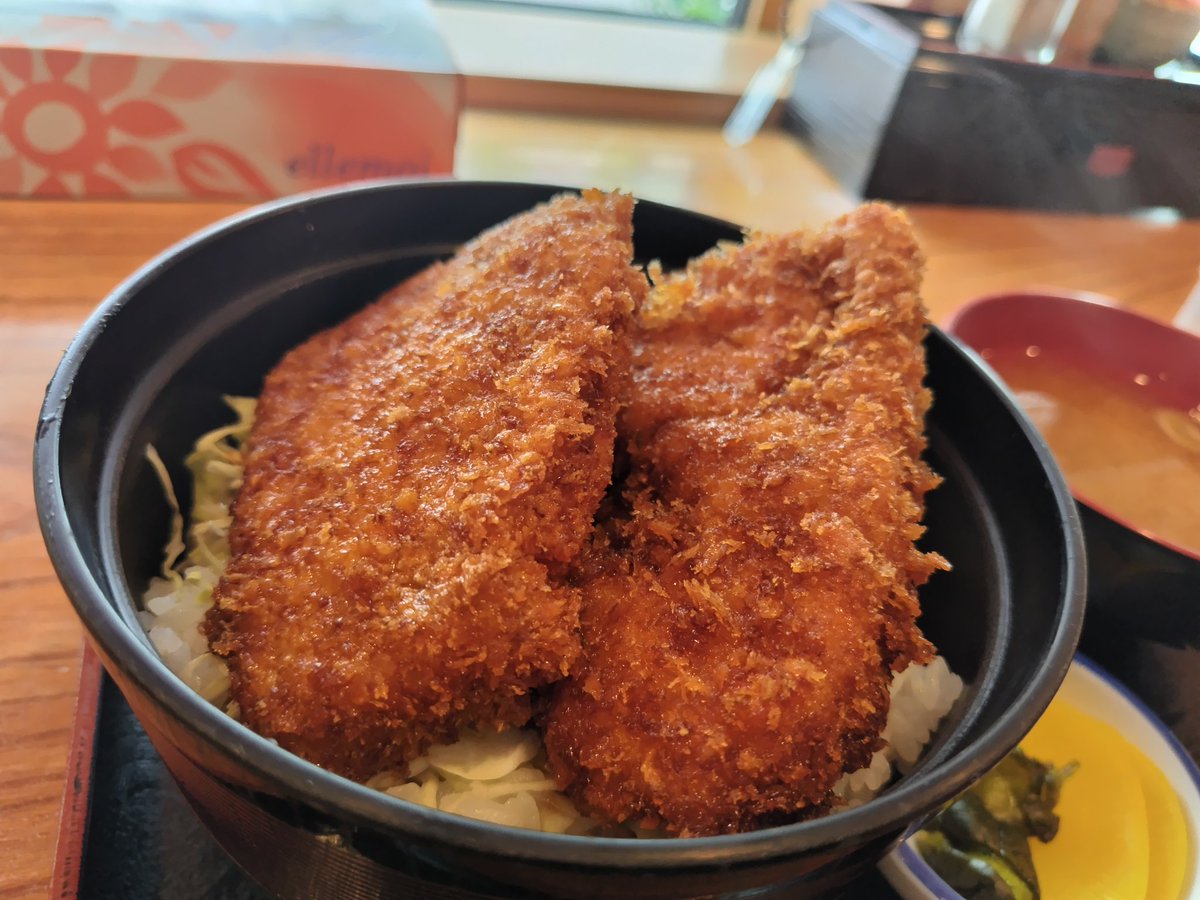 eggcivic's tweet photo. 以前、福島県立美術館が臨休でエキタグGETできなかったので、今回は獲得し、高速のSAで昼ご飯はなんだかなぁで二本松で下車して、本宮のかしわや食堂さんへ。
ソースカツ丼めちゃくちゃ美味しい😋😋😋
ソースが甘すぎず絶妙で、揚げたてサクサクのカツ、中はしっとり柔らかいながら厚みも有り最高👍 https://t.co/mtaUFnb3yu