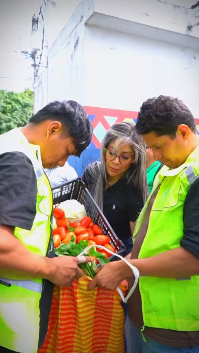 manuelale69's tweet photo. Nancy Evangelina Bran Montenegro, hermana del alcalde de Neto Bran, es captada entregando vegetales en una comunidad de Mixco. https://t.co/qs1s0Q1OwB