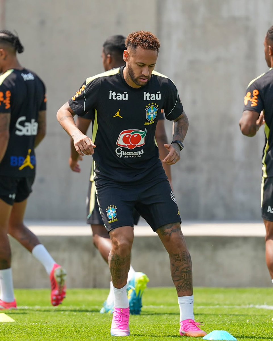 SantosFC's tweet photo. Neymar Jr no treino de hoje da Seleção! 🇧🇷🔟

📸 Rafael Ribeiro / CBF https://t.co/0JYKDRAnTw