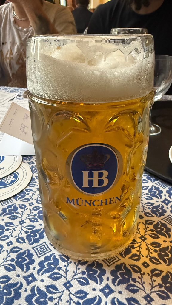 DaveGrohl_01's tweet photo. 🥰

#FF2026 #FooFigters #DaveGrohl #Germany #MunichGermany #GoogPintMemory https://t.co/IV9FSnNS12