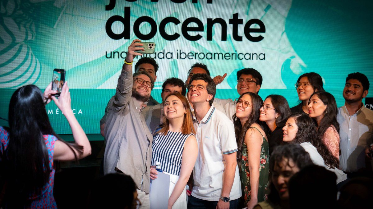 UNESCOSantiago's tweet photo. Jóvenes docentes de América Latina participaron en la Semana del Talento Joven Docente en 🇪🇸, gracias a la alianza entre #UNESCO y la @FPdGi.

Francisco Miguens, de la @UNESCOSantiago, abrió el encuentro destacando el liderazgo joven como clave para transformar la educación 📚. https://t.co/feaIgvAJDp