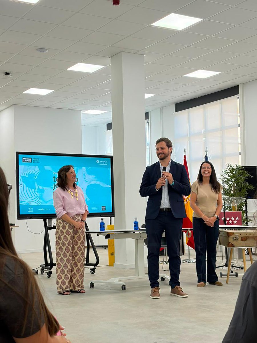 UNESCOSantiago's tweet photo. Jóvenes docentes de América Latina participaron en la Semana del Talento Joven Docente en 🇪🇸, gracias a la alianza entre #UNESCO y la @FPdGi.

Francisco Miguens, de la @UNESCOSantiago, abrió el encuentro destacando el liderazgo joven como clave para transformar la educación 📚. https://t.co/feaIgvAJDp