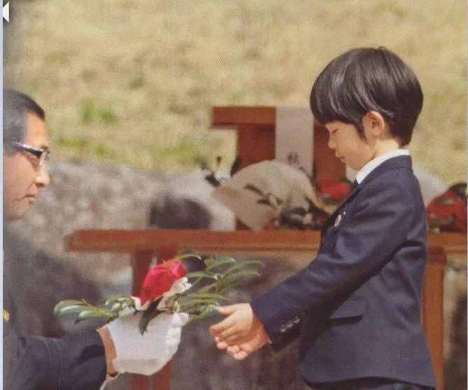 3U3WNp9yUc13170's tweet photo. 秋篠宮家はこんな幼い頃から、悠仁親王殿下に国見をさせてきました。

国民に寄り添われ、国民と共にあられたのも、質素でありながら、品位を保ち、高い能力を示されているのが秋篠宮家。

素晴らしい天皇陛下に御成でしょうね。

正に国民の「お手本」です。 https://t.co/Dt9NpgCuh3