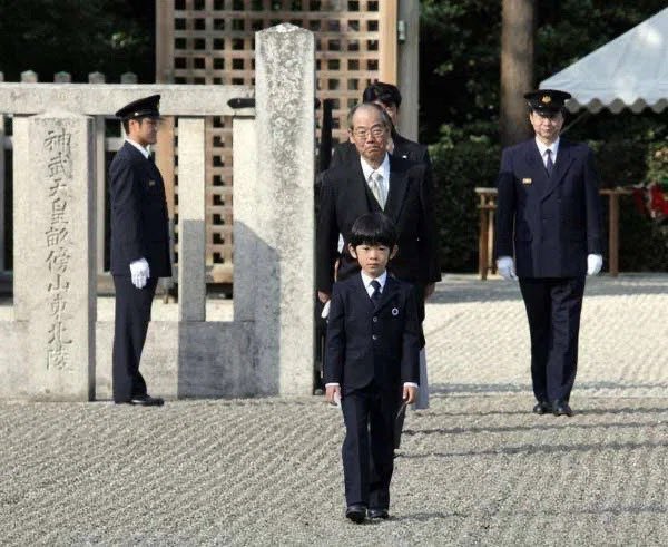 3U3WNp9yUc13170's tweet photo. 秋篠宮家はこんな幼い頃から、悠仁親王殿下に国見をさせてきました。

国民に寄り添われ、国民と共にあられたのも、質素でありながら、品位を保ち、高い能力を示されているのが秋篠宮家。

素晴らしい天皇陛下に御成でしょうね。

正に国民の「お手本」です。 https://t.co/Dt9NpgCuh3