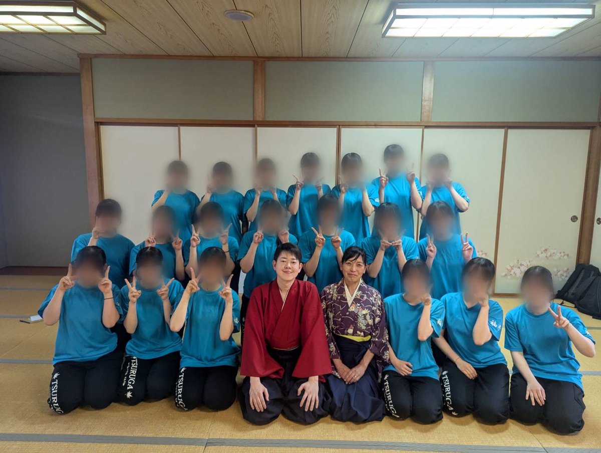 karutastone's tweet photo. 高校選手権団体選手出場の母校敦賀高校かるた部で粂原さんにご指導いただきました。代表選手との対戦後全員に払い方指導。さすが教え方のプロは違う！部員大感激．粂原さんありがとうございました❣️ #かるた　#高校選手権　#敦賀　#粂原圭太郎 https://t.co/bTqNe50o3o