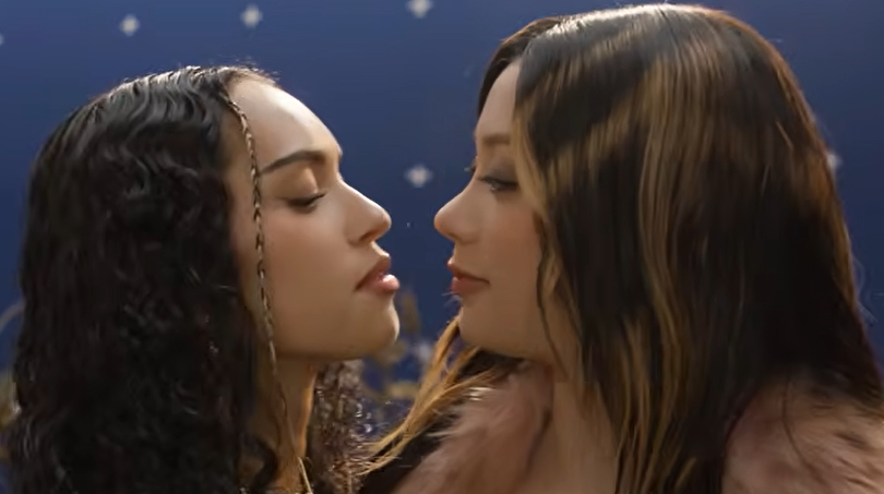 kalahswrld's tweet photo. and if u pay attention...dani is looking at megans lips while megan is looking at her eyes https://t.co/IcCCMvqFPA