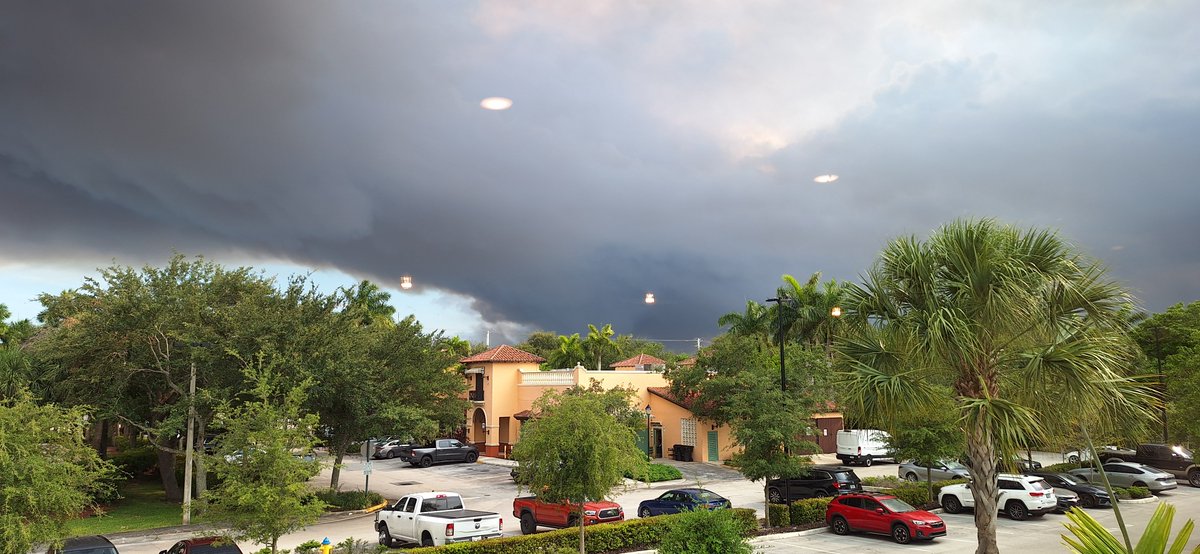 CfishFL's tweet photo. View from my apartment is apocalyptic! @hurricane_chase @r954kingrr https://t.co/Byc8GX2cKp