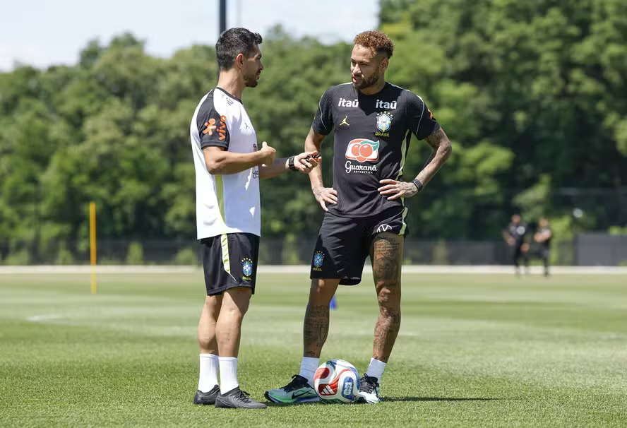 Jogo_Extra's tweet photo. [@jornalextra] Copa do Mundo: Neymar faz treino com bola e fica perto de retorno ao elenco

Entenda: https://t.co/DOeIJuAVgY https://t.co/EyKjOJM61Y