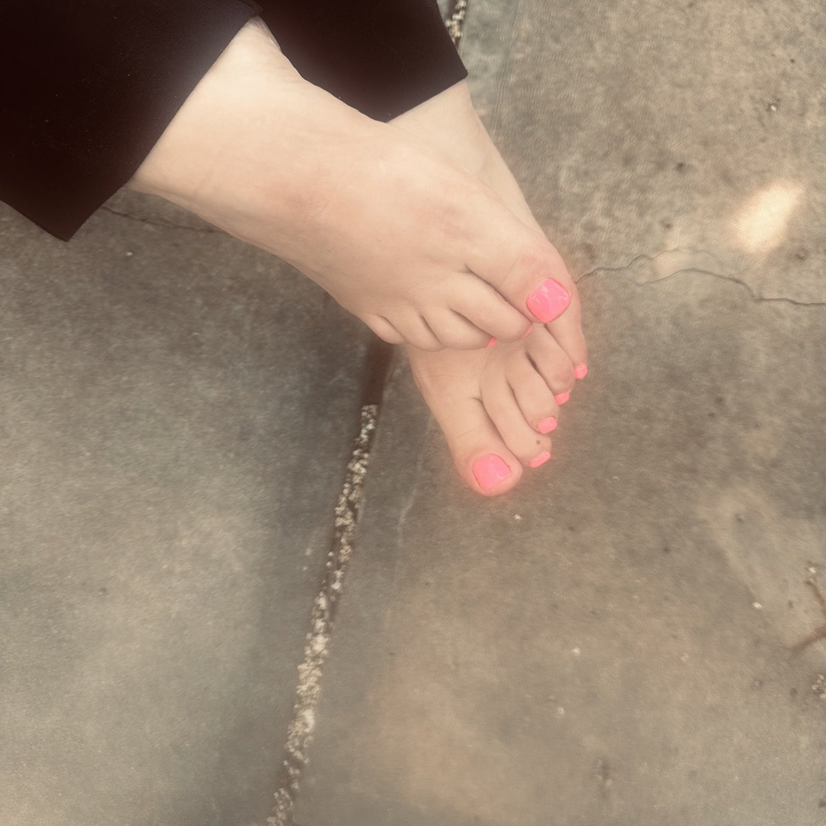 MadameIsol's tweet photo. So my girl came to my job after work I said lemme see dem toes!!!!! https://t.co/NKAvchuL7z