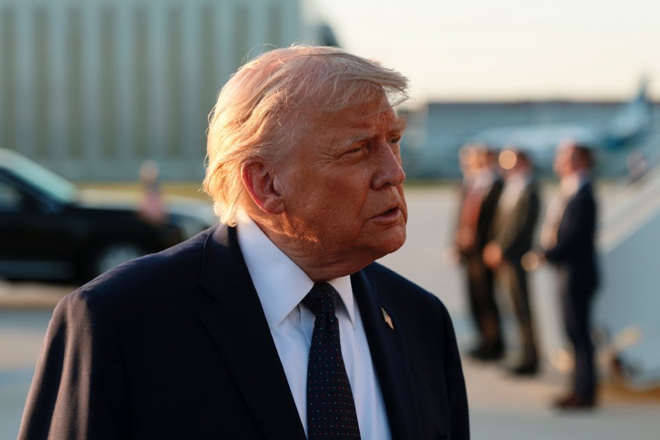 Alerta_News_'s tweet photo. 🇺🇸🇮🇷| Trump prometió aplastar a Irán con “máxima presión” y juró que jamás pagaría un dólar a los ayatolás. Tras el nuevo trato se desbloquearán $100 mil millones en fondos congelados de Irán más un fondo de $300 mil millones para “reconstrucción y desarrollo” (con más de $150 mil millones ya comprometidos por otros, según WSJ/Reuters).