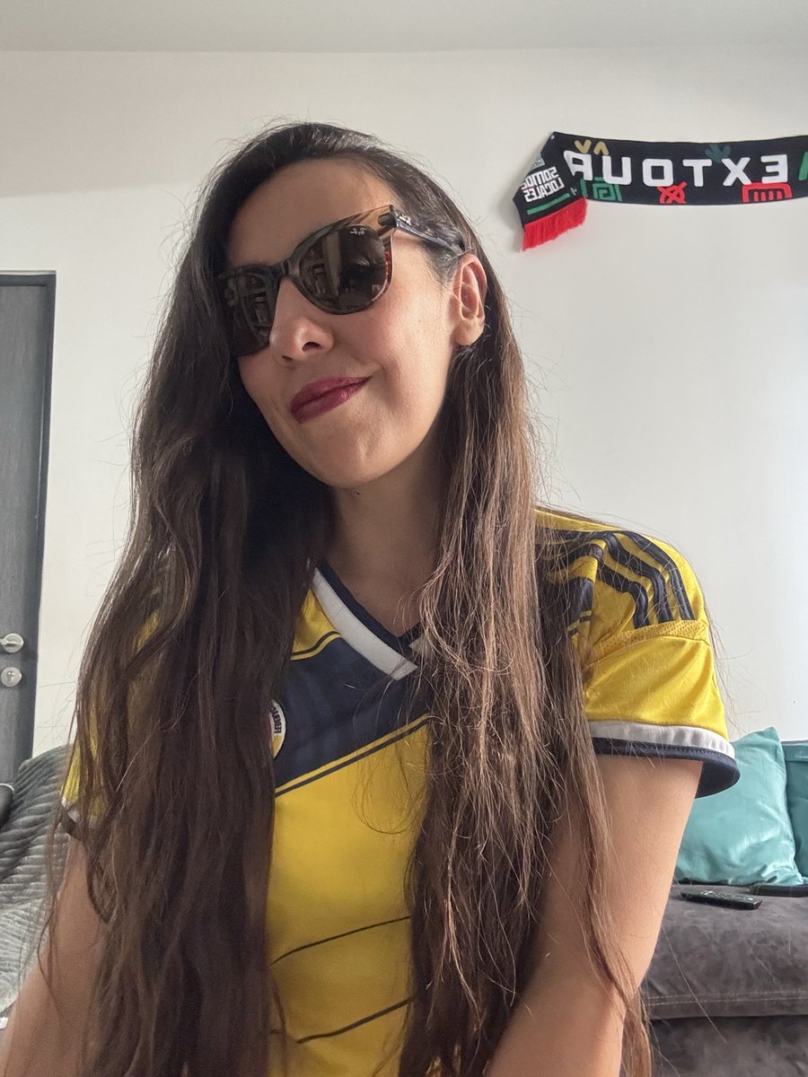 KarOficialLL4's tweet photo. Hoy juega mi Colombia, donde vive la otra mitad de mi corazón ♥️ 🇨🇴 https://t.co/fE53M06esW