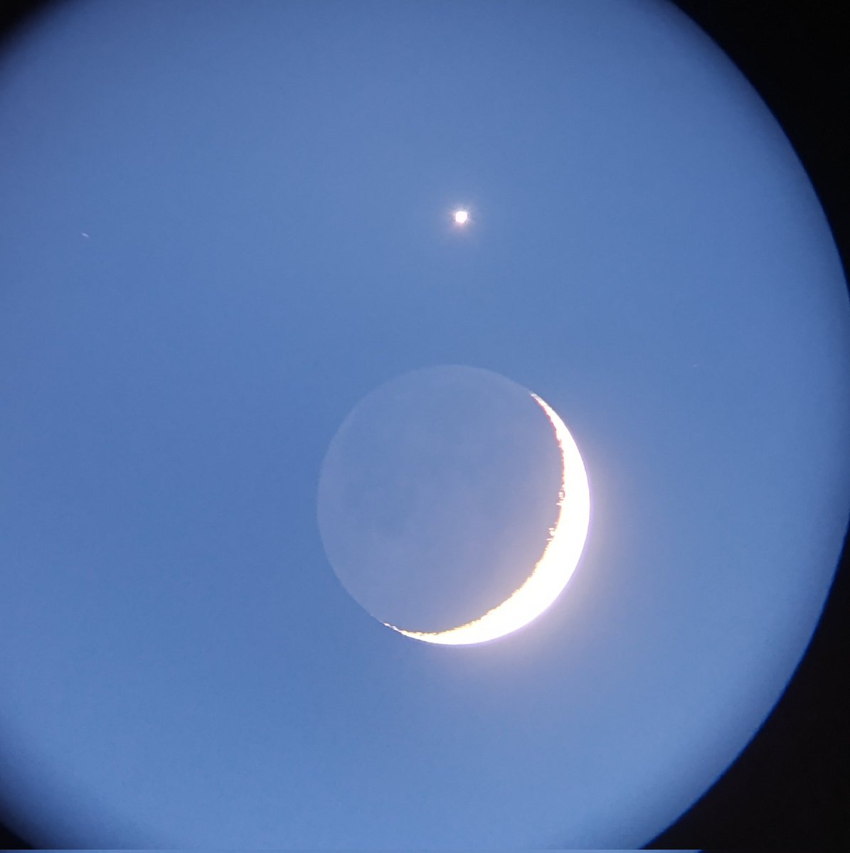 raf4mtnez's tweet photo. Estética conjunción Luna-Venus hoy
🌛
#cielosESA https://t.co/zisxWPTiKn