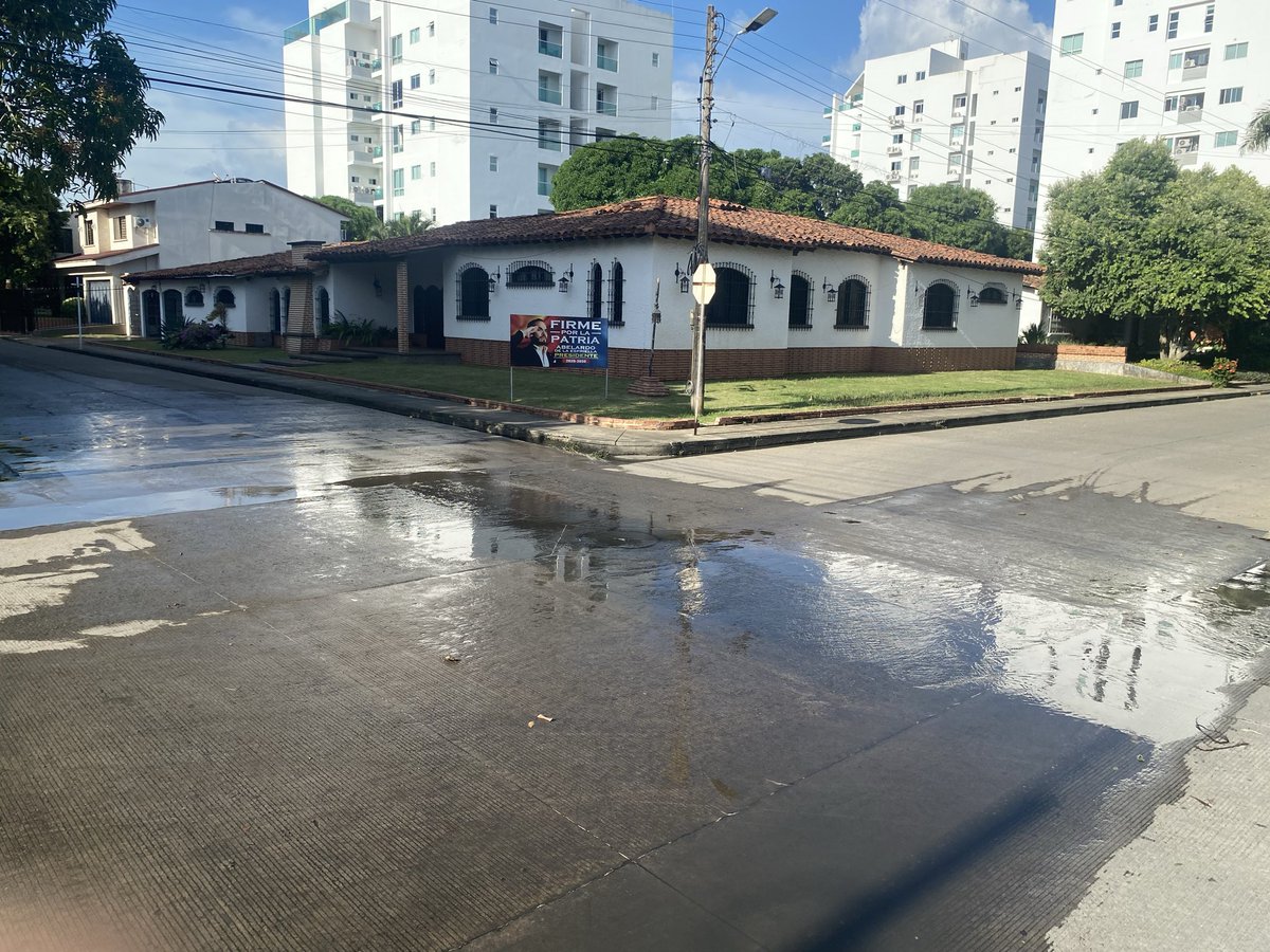 miralope's tweet photo. @monterialcaldia Señor Alcalde @kerguelenhugo vamos para tres días con aguas negras rebosando del manhole de la Calle 66 con Cra 4. Hace poco menos de 4 meses sucedió lo mismo. @Veolia_Monteria no soluciona oportunamente ni da solución definitiva a esta situación. https://t.co/okJ4H7gbkU