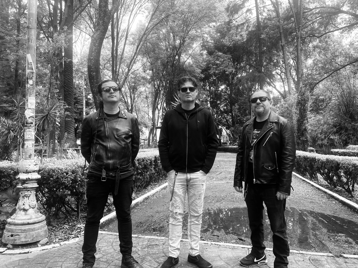 avesaveces's tweet photo. Siempre un gusto regresar a CDMX.

De nueva cuenta una felicitación a @carpenoctemradiounam por sus 21 años al aire.

Igualmente agradecidos por todas las personas que se dieron cita en el evento; que gusto ver tantas caras conocidas y tantos amigos tan entrañables.

#AvesAVeces https://t.co/ucwlKqrxmk