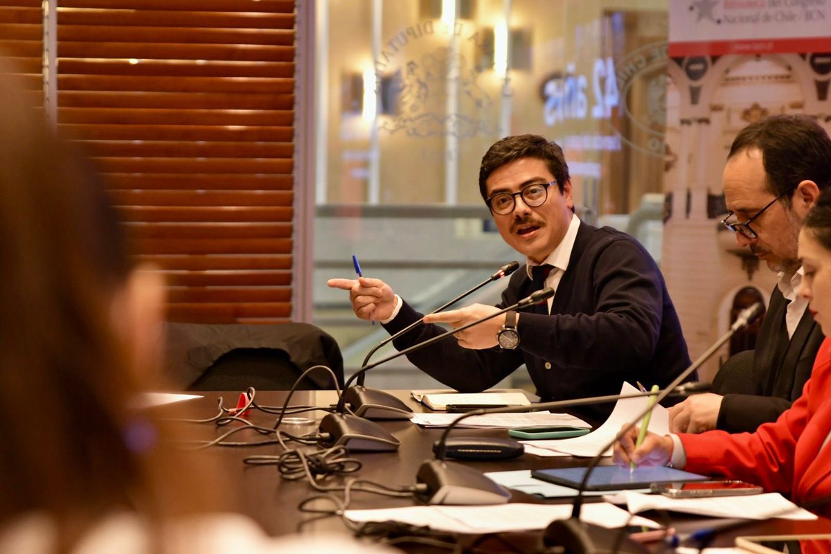 fdopena's tweet photo. Hoy con la @MinistraArzola, senadores oficialistas y de oposición, nos reunimos en el Congreso con federaciones y sindicatos de manipuladoras de alimentos para conversar sobre el Programa de Alimentación Escolar y futuras licitaciones. 🇨🇱🍴🍗🍎🌽 https://t.co/Mfqbxz2qcS