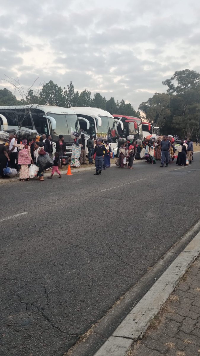 CBRTA_ZA's tweet photo. Four extra buses arrived from Cape Town.

Cross-border buses are loading passengers &amp; will proceed to the Beitbridge PoE in Musina.

@CBRTA_ZA  is on-site monitoring the situation and ensuring compliance.Further updates will be provided as more information becomes available. https://t.co/rEionw6cUY