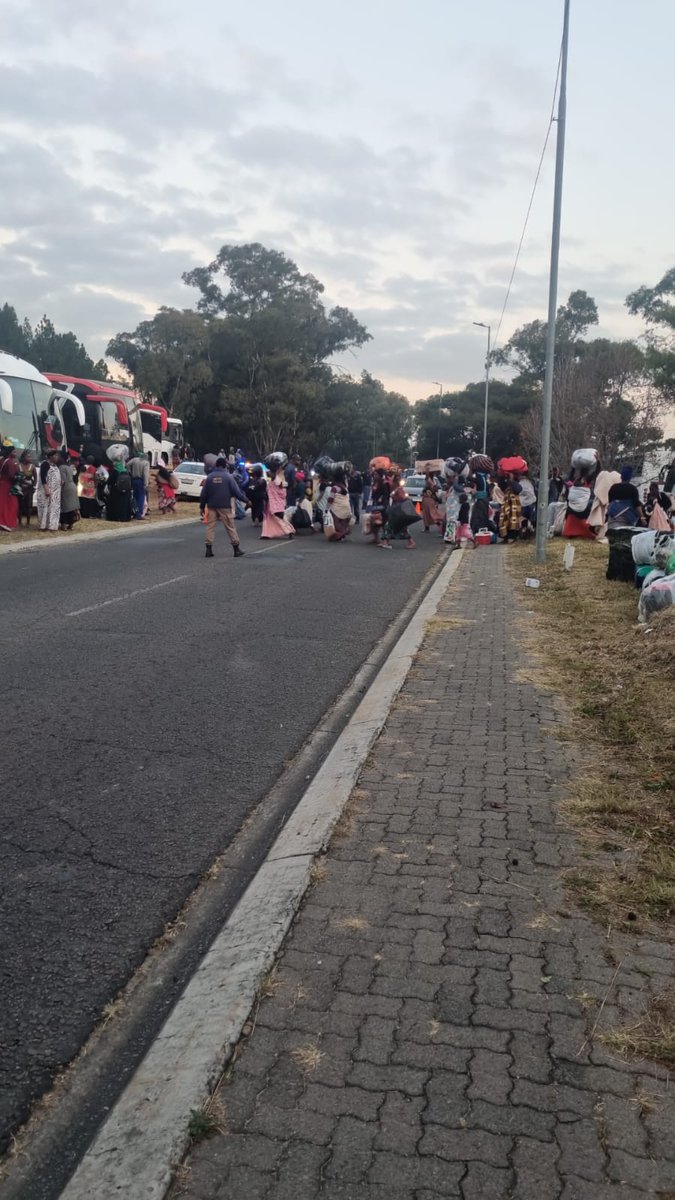 CBRTA_ZA's tweet photo. Four extra buses arrived from Cape Town.

Cross-border buses are loading passengers &amp; will proceed to the Beitbridge PoE in Musina.

@CBRTA_ZA  is on-site monitoring the situation and ensuring compliance.Further updates will be provided as more information becomes available. https://t.co/rEionw6cUY