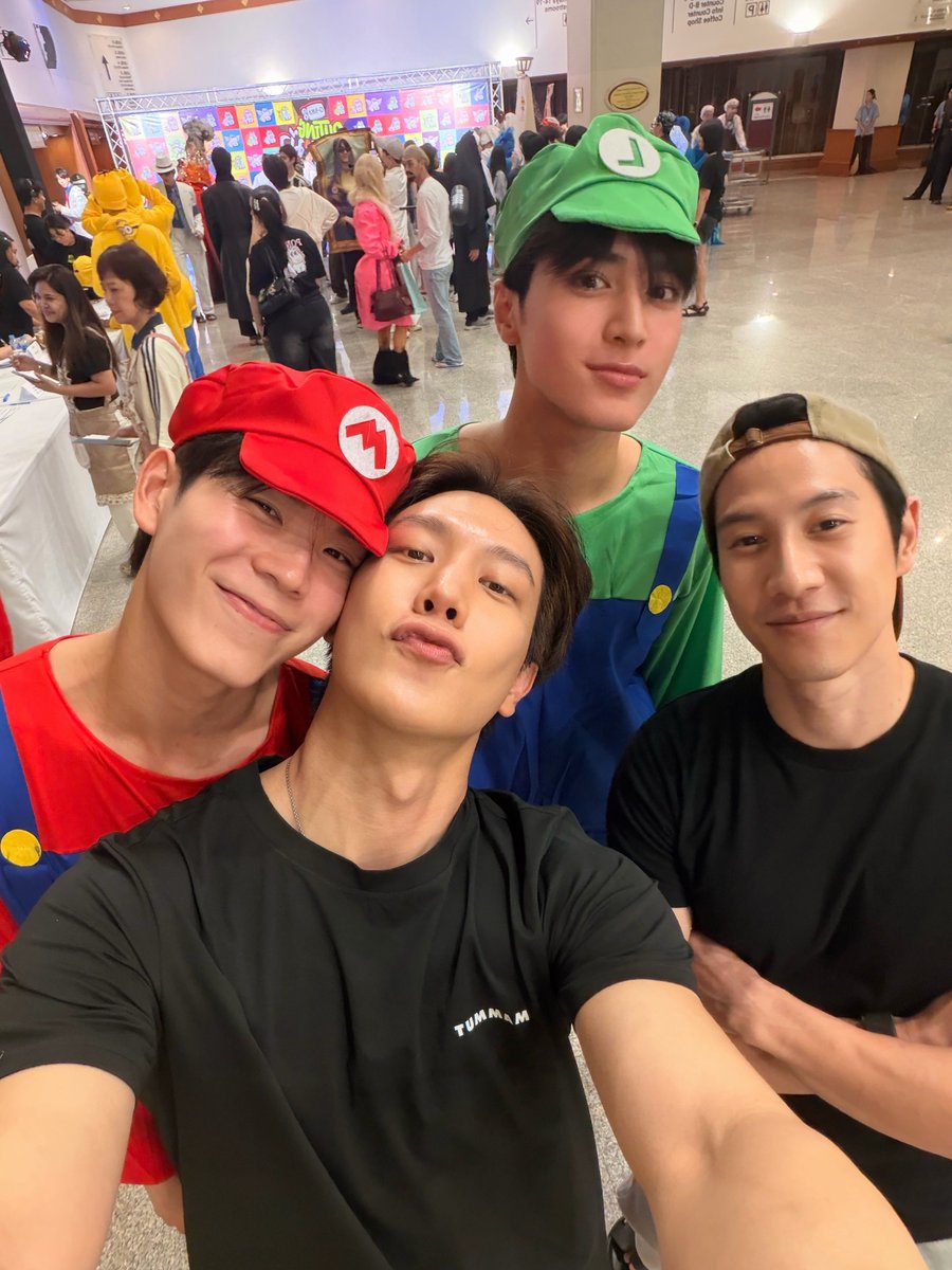 komu_b2's tweet photo. รอบก่อนงานลอรีอัลน้องปิงพาเตโชมาเปิดตัวแนะนำกับพี่เกรท รอบนี้พี่เกรทพาไบร์ทไปเปิดตัวแนะนำกับน้องเตโชปิง 🥺🤏🏻

from this :                            to this :

#GreatBright #TeshowPing
#GMMTVOuting2026 https://t.co/C1dEAFuzk1