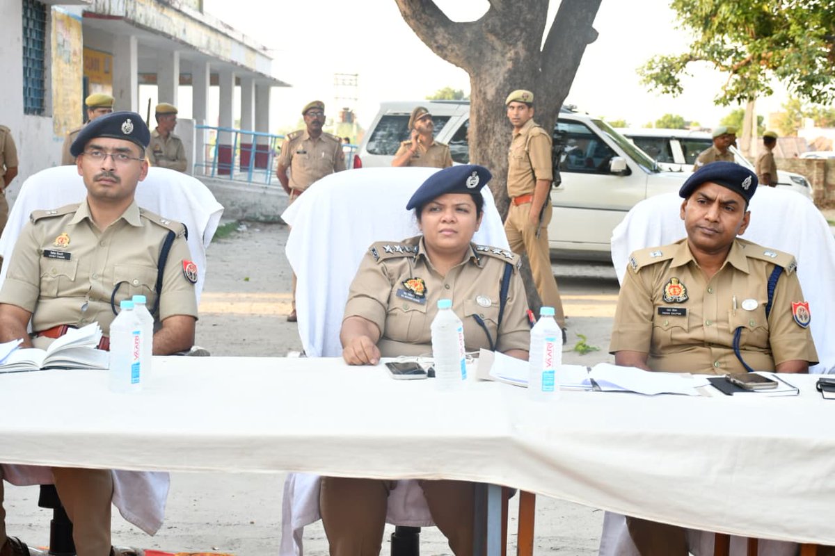 kheripolice's tweet photo. वरिष्ठ पुलिस अधीक्षक खीरी डां0 ख्याति गर्ग महोदया द्वारा आगामी मुहर्रम त्यौहार के दृष्टिगत थाना शारदा नगर में पीस कमेटी की बैठक कर आवश्यक दिशा निर्देश दिये गये।  #UPPolice #BehindBars #KheriPolice
@Igrangelucknow https://t.co/sNGP0lFN1u