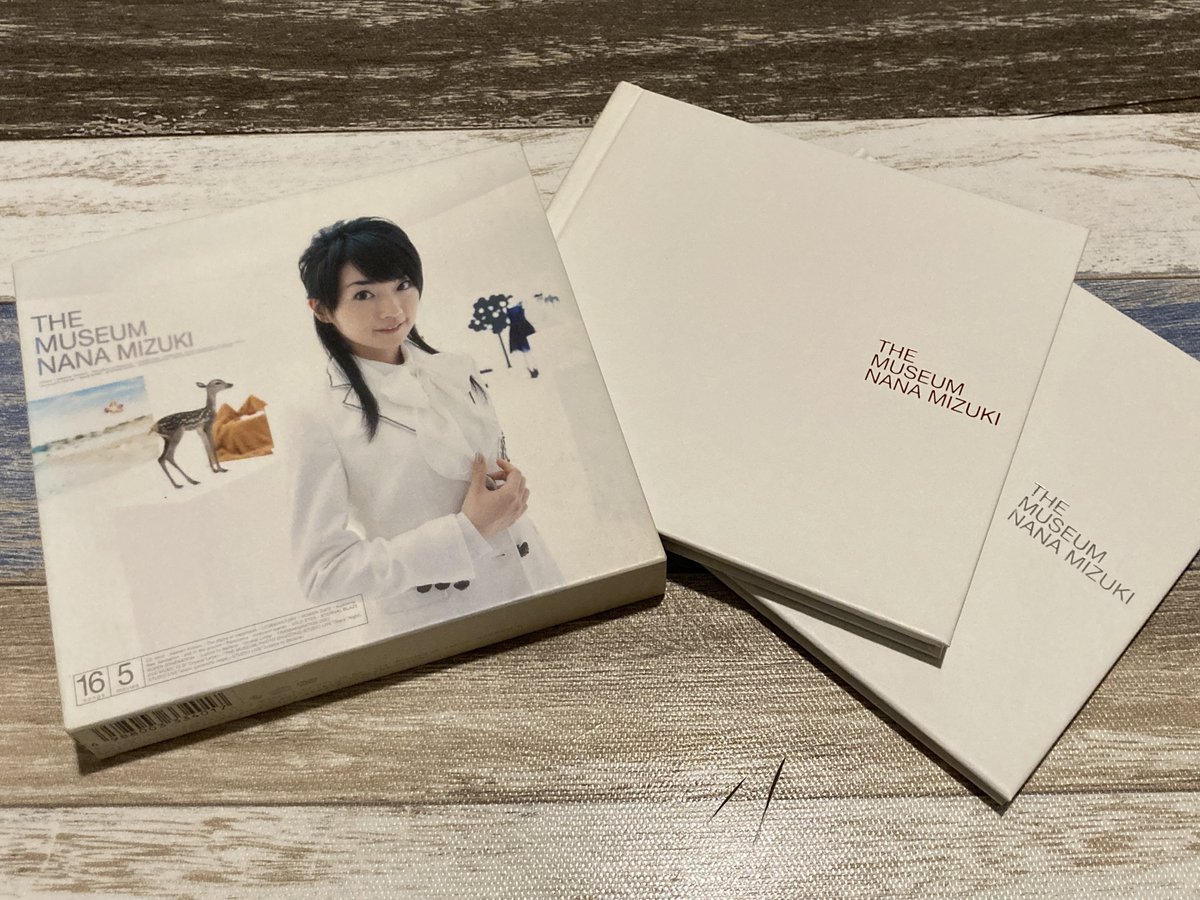 answer_feat_kh3's tweet photo. 中古ショップで見かけて思わず購入。
(発売当時はちょうど離れてた・・・)

学生時代に突然出会い腰を抜かした数々の奈々ソング、そしてデビューからその名を轟かせるキッカケになった楽曲までの軌跡が収められれている。

歌唱にフォーカスしたトラマイ、アートワークのコンセプトが非常に良き。 https://t.co/VckJq5CsSe