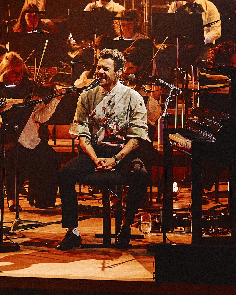 Prada's tweet photo. Harry Styles in #Prada while performing at the Meltdown Festival in London.

Harry Styles wore a bouquet printed popeline shirt with black chevron trousers, a black leather belt and black leather trainers. 

#PradaPeople #HarryStyles https://t.co/ojv3hjScIM