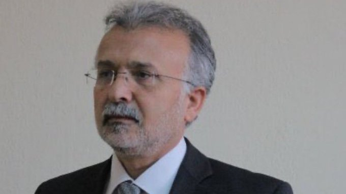 AcansHaber's tweet photo. Sahte diploma skandalında "Kemalist sistemi" suçlayan Şinasi Gündüz adlı şahsın "gitmeden" diploma veren Uluslararası Balkan Üniversitesi'nde 3 sene rektörlük yaptığı ortaya çıktı. https://t.co/0wu7J7HKLI