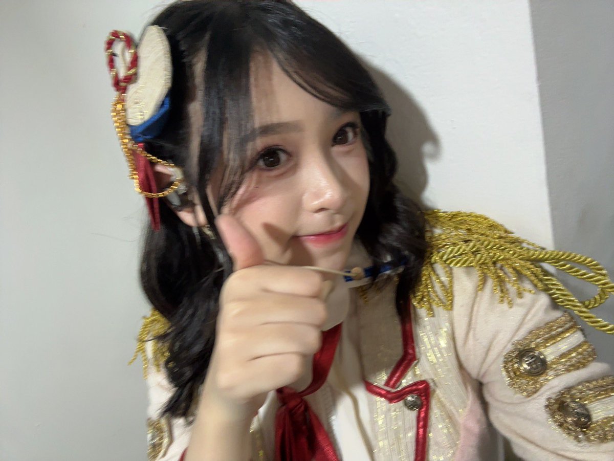 Lily_JKT48's tweet photo. Hii luvss, howss tudeii? Terimakasih yaa uda menjadi pendengar aku di #DiaLy , akuu juga ingin mengucapkan terimakasih banyak karena vc aku SOLD OUT AAWWW 🥺🫶🏻 terima kasihh yaaa aku jadi tidak sabar untuk berbincang banyak hal hehe, yang belum dapet issokey kita ketemuan dii surabaya and jogjaaa gasiee? OMAGAAA GASABAARR KETEMUU AAAAAAA, nanti skalian bahas otfit boleh yaaa, sama bertukar kabar jugaa! Anyway aku cuman maw ngingetinn, remember to take care of yourself okay? sometimes you forgot because you were too busy taking care of other people. Ingett you are important too! I hope that the universe gives you all the good and genuine things that you deserve :)) #NiteLy MYLOFF 🙆🏻‍♀️ KAMU BERHARGAAA YESS! Im still happy masih bisa membawakan lagu yang ingin aku bawakan :)) terimakasih banyakk yaaa, aku bener bener berterimakasih atas semua kerja keras dan efforrtnyaaa! Terimakasih karena sudah bertahan dan juga sudah menemani perjalanan akuu! Let’s get through thisss together yaaa! 🫶🏻☝🏻maaf banyak yapping KSGSSHS uda malem hehe jangan lupa bobo yaaa! Jaga kesehataanyaaa loaf!