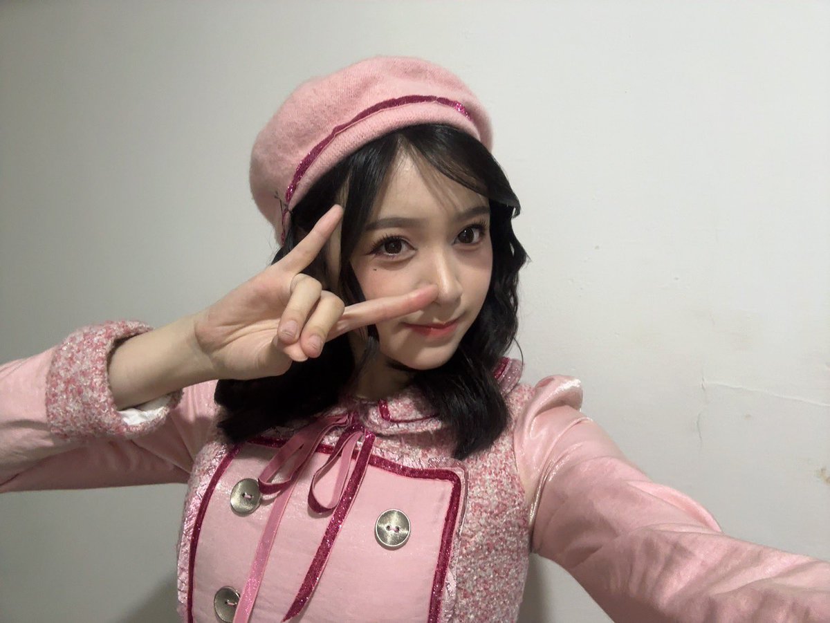 Lily_JKT48's tweet photo. Hii luvss, howss tudeii? Terimakasih yaa uda menjadi pendengar aku di #DiaLy , akuu juga ingin mengucapkan terimakasih banyak karena vc aku SOLD OUT AAWWW 🥺🫶🏻 terima kasihh yaaa aku jadi tidak sabar untuk berbincang banyak hal hehe, yang belum dapet issokey kita ketemuan dii surabaya and jogjaaa gasiee? OMAGAAA GASABAARR KETEMUU AAAAAAA, nanti skalian bahas otfit boleh yaaa, sama bertukar kabar jugaa! Anyway aku cuman maw ngingetinn, remember to take care of yourself okay? sometimes you forgot because you were too busy taking care of other people. Ingett you are important too! I hope that the universe gives you all the good and genuine things that you deserve :)) #NiteLy MYLOFF 🙆🏻‍♀️ KAMU BERHARGAAA YESS! Im still happy masih bisa membawakan lagu yang ingin aku bawakan :)) terimakasih banyakk yaaa, aku bener bener berterimakasih atas semua kerja keras dan efforrtnyaaa! Terimakasih karena sudah bertahan dan juga sudah menemani perjalanan akuu! Let’s get through thisss together yaaa! 🫶🏻☝🏻maaf banyak yapping KSGSSHS uda malem hehe jangan lupa bobo yaaa! Jaga kesehataanyaaa loaf!