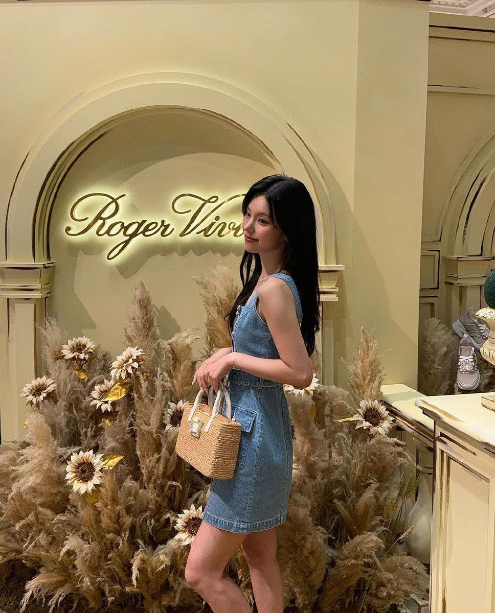 linizhere's tweet photo. ㅤㅤ
ㅤㅤ
⠀ ⠀⠀⠀ ㅤㅤ     ㅤ 𝐸𝒍𝕚na ◞  ✿ .  술  𝑚u𝕤e o𝑓
⠀⠀⠀⠀⠀⠀⠀ ⠀⠀   𑁯 𝚁𝙾𝙶𝙴𝚁 𝚅. 👜 թoթ–𝚞թ
ㅤㅤ
ㅤㅤ https://t.co/cyQZWTZZFG